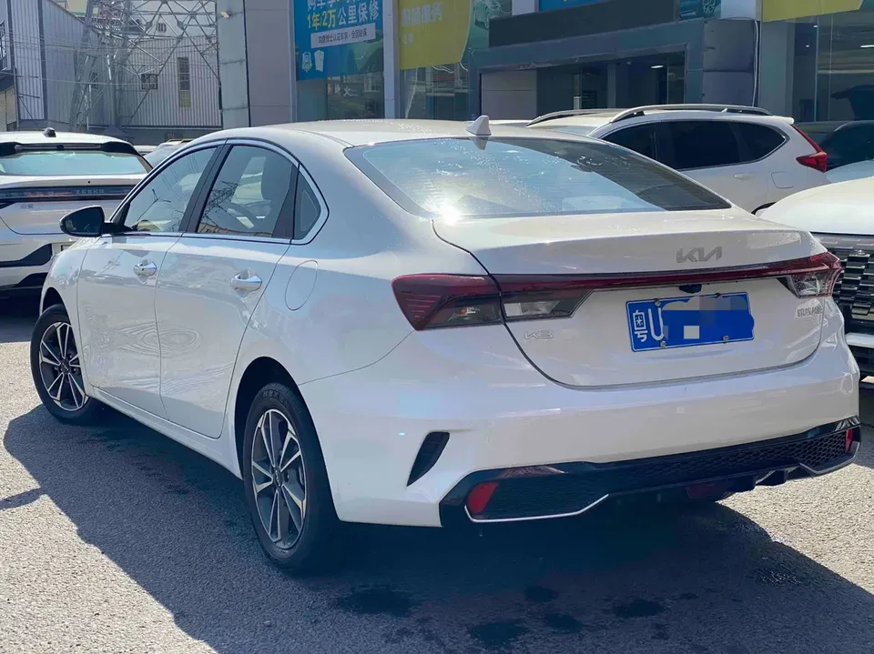 Kia K3 1.5L IVT Deluxe Edition 2023 — миниатюра 3