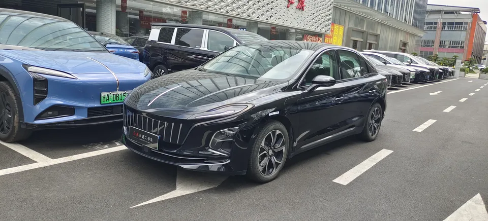 Hongqi E-QM5 2023