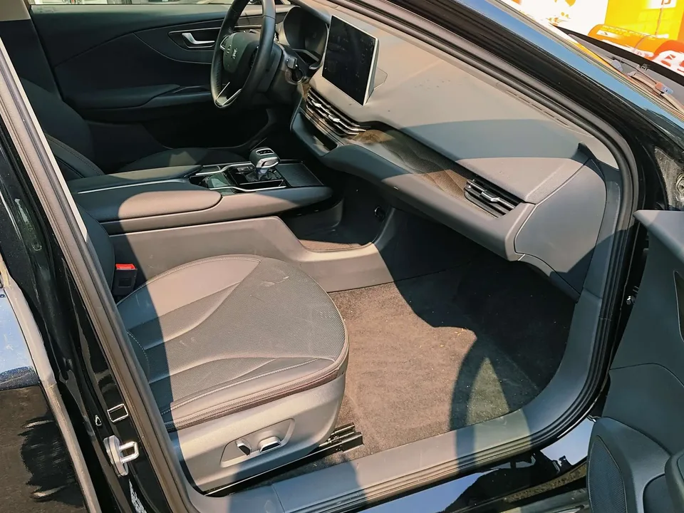 Hongqi E-QM5 Basic Travel Edition 2024 — миниатюра 2