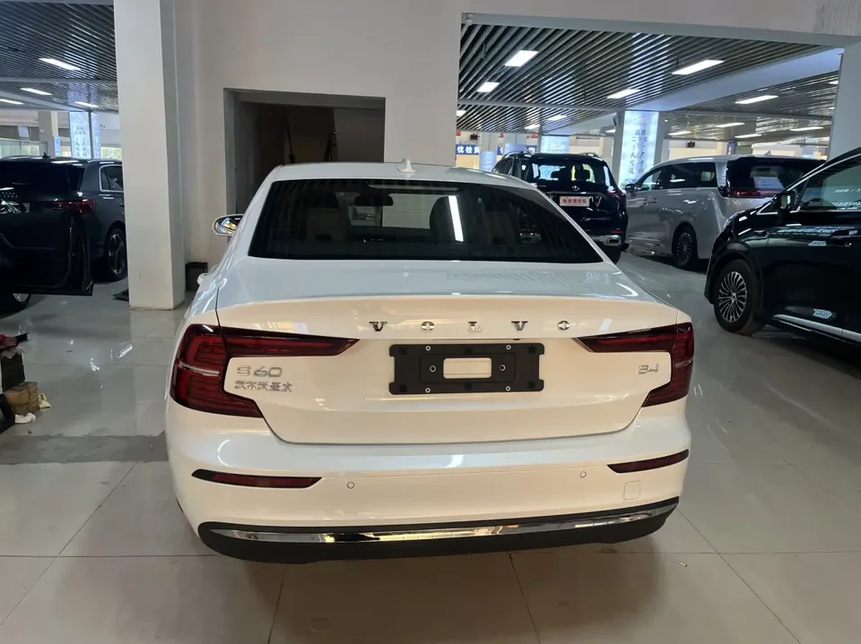 Volvo S60 Volvo S60 2025 B4 Zhiyi Luxury Edition 2025 — миниатюра 2