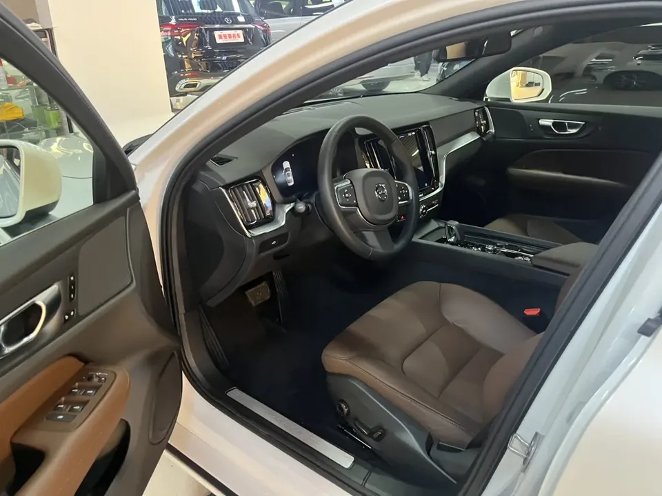 Volvo S60 Volvo S60 2025 B4 Zhiyi Luxury Edition 2025 — миниатюра 5