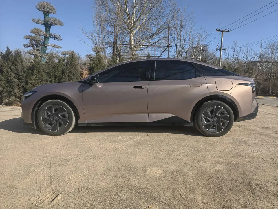 Toyota bZ3 Long Range Premium 2023 — миниатюра 4