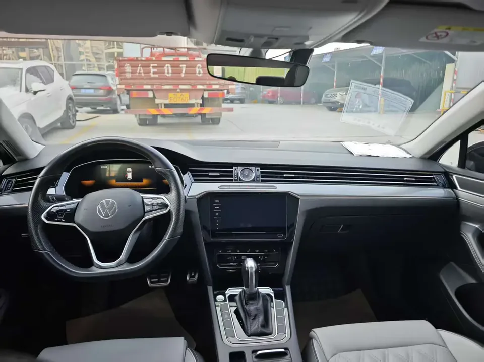 Volkswagen Magotan Magotan 2023 2 million commemorative edition 330TSI DSG leading model 2022 — миниатюра 4