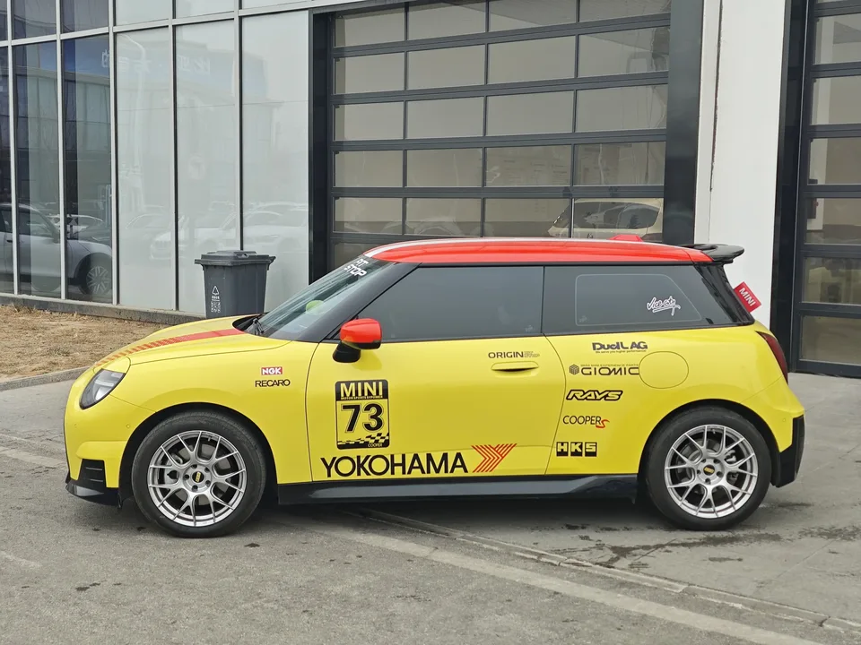 MINI electric COOPER COOPER E Classic 2024 — миниатюра 3