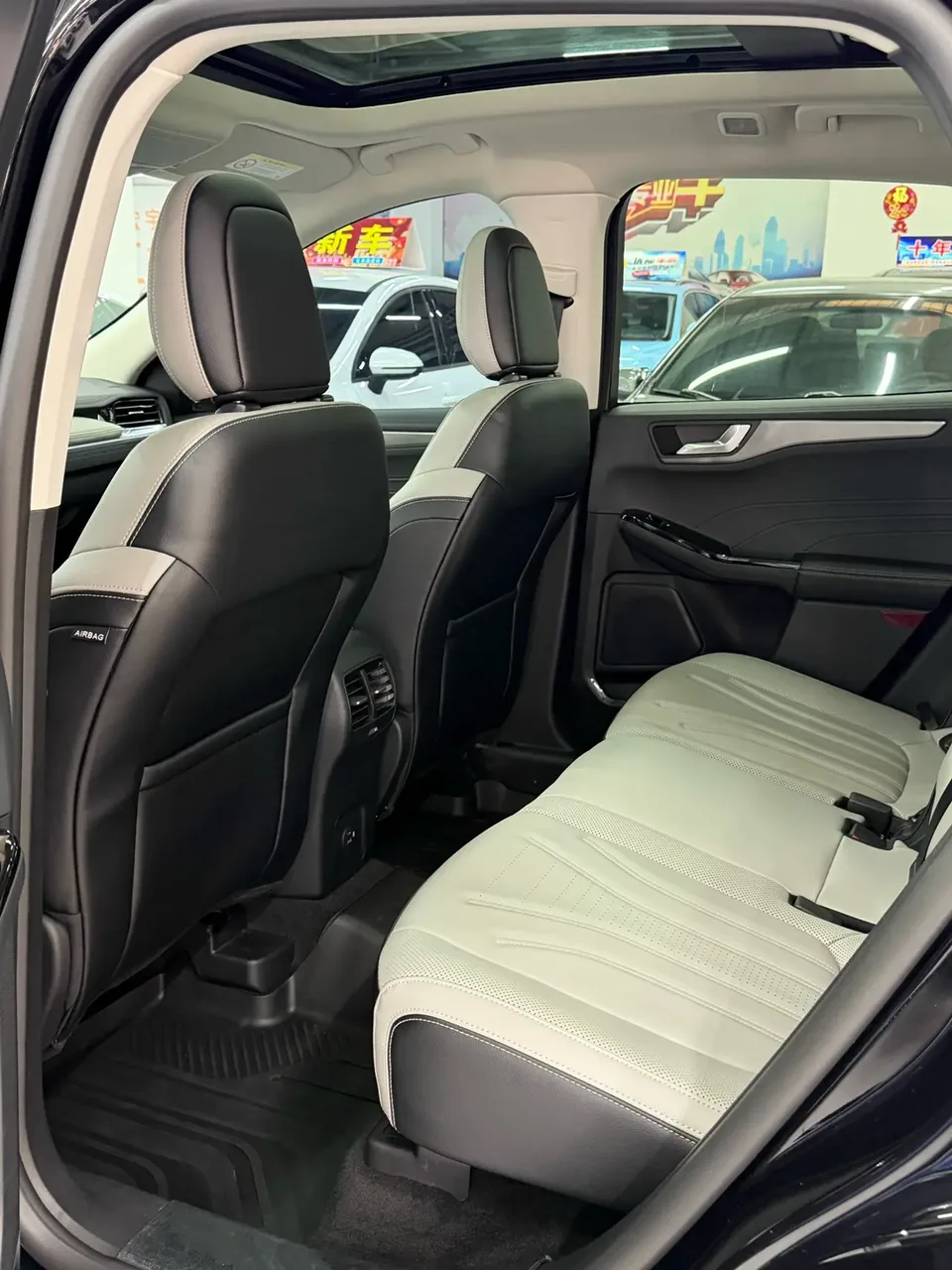 Ford Escape EcoBoost 245 2WD Premium Edition 2023 — миниатюра 5