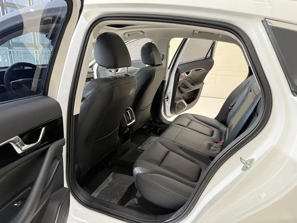 FAW Bestune B70 Bestune B70 2023 third generation 1.5T automatic enjoyment model 2024 — миниатюра 5