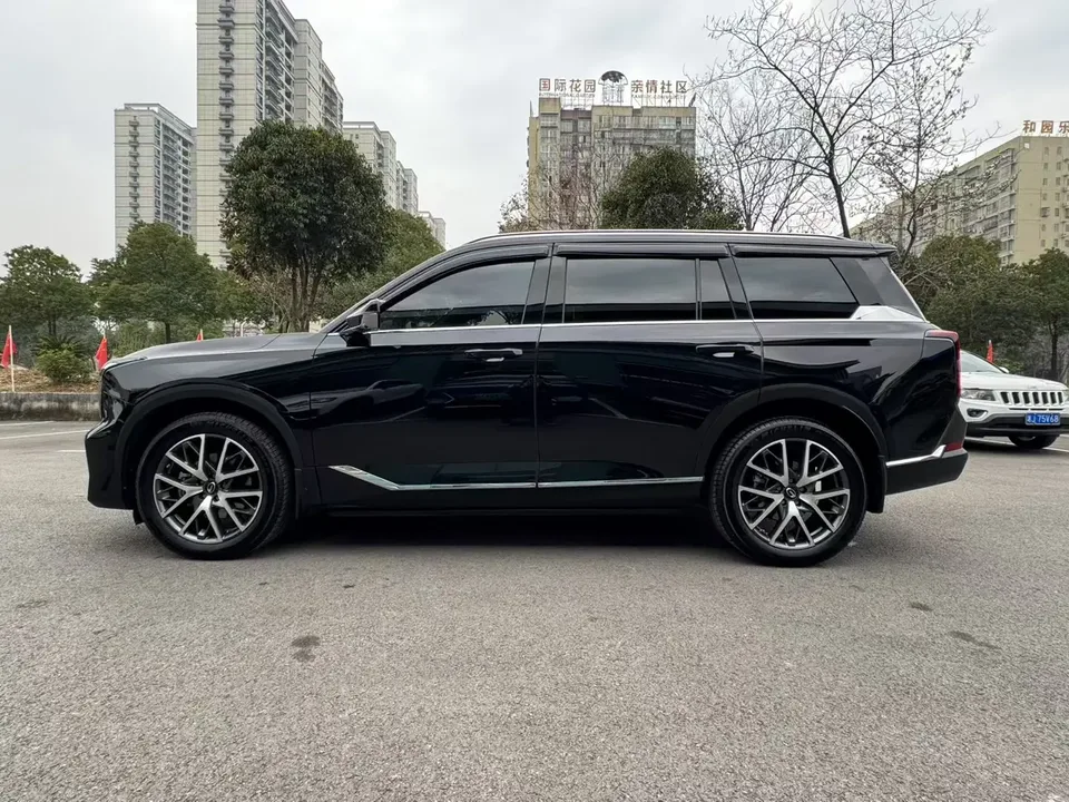 GAC Trumpchi GS8 Trumpchi GS8 2022 Trumpchi GS8 2022 Pilot Series 2.0TGDI 2WD luxury smart connected version 7 seats 2023 — thumbnail 4
