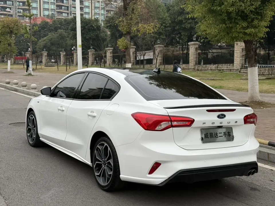 Ford Focus Focus 2021 sedan EcoBoost 180 automatic ST Line 2022 — миниатюра 2