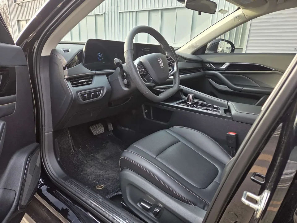 FAW Bestune B70 Bestune B70 2025 Dragon Glory Edition 1.5T Quality Edition 2025 — миниатюра 3