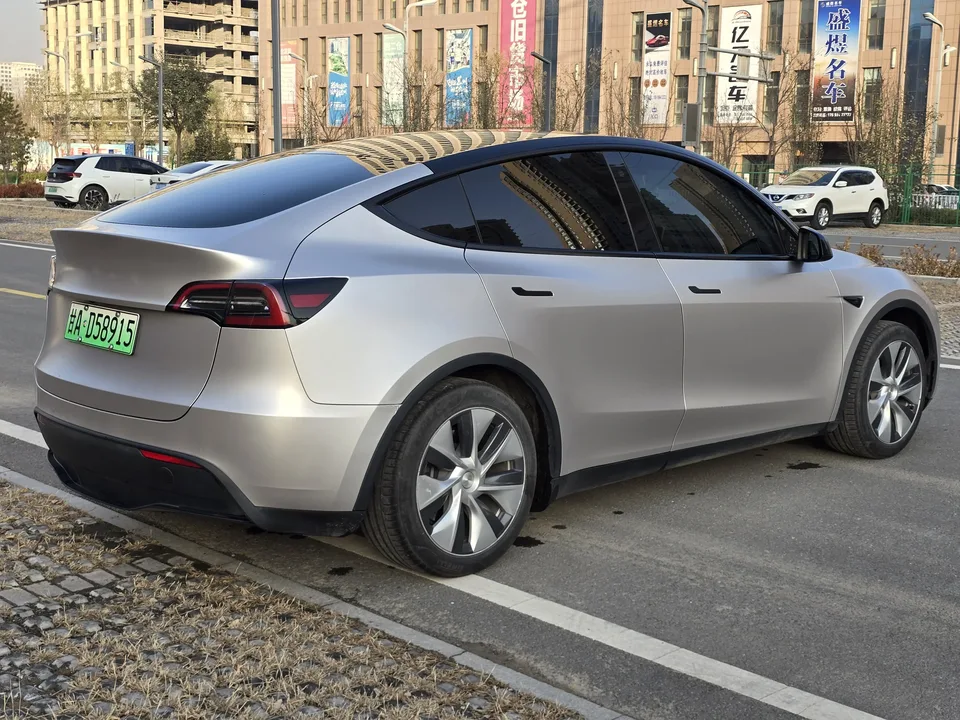 Tesla Model Y facelift rear-wheel drive version 2023 — миниатюра 2