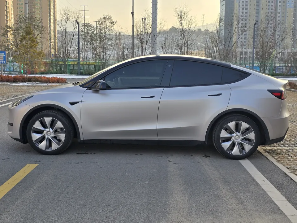 Tesla Model Y facelift rear-wheel drive version 2023 — миниатюра 3
