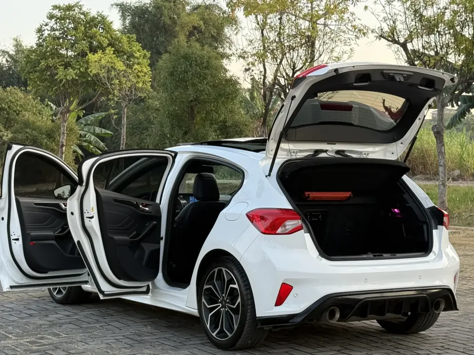 Ford Focus Focus 2021 hatchback EcoBoost 180 automatic ST Line 2022 — миниатюра 3