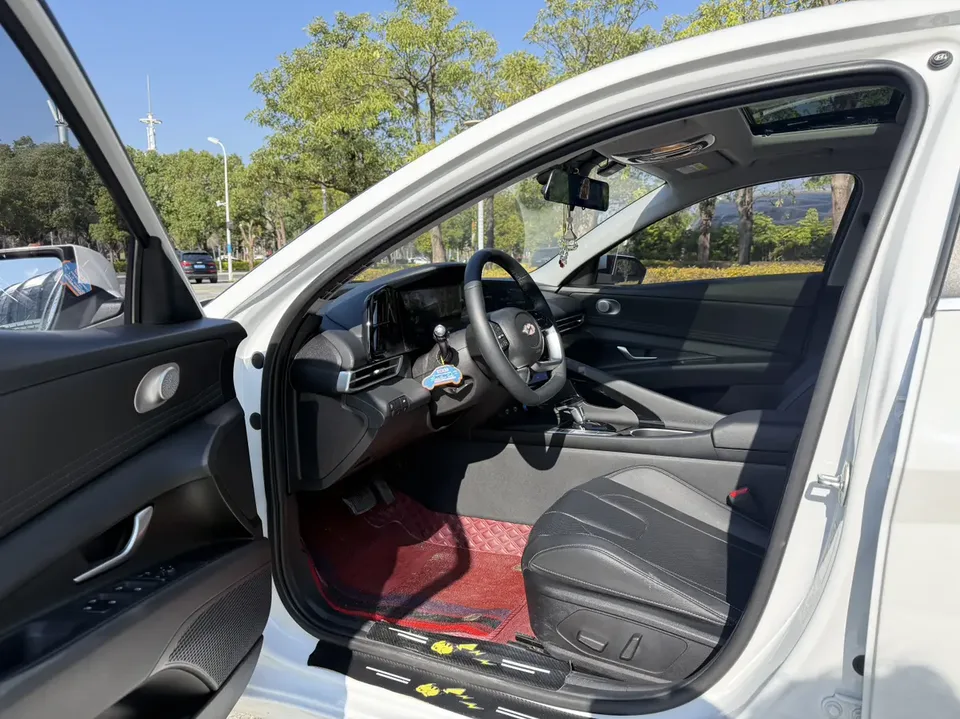 Hyundai Elantra 1.5L CVT LUX Premium Edition 2023 — миниатюра 2