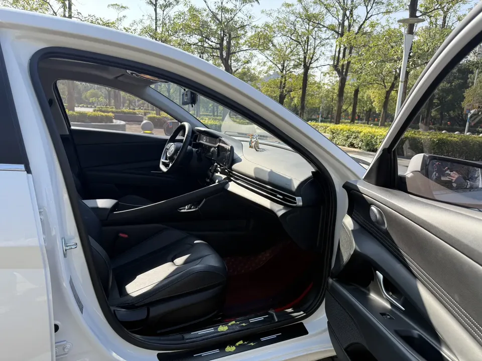 Hyundai Elantra 1.5L CVT LUX Premium Edition 2023 — миниатюра 4