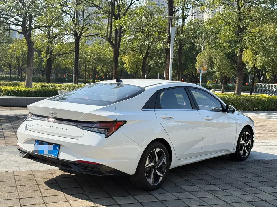 Hyundai Elantra 1.5L CVT LUX Premium Edition 2023 — миниатюра 5