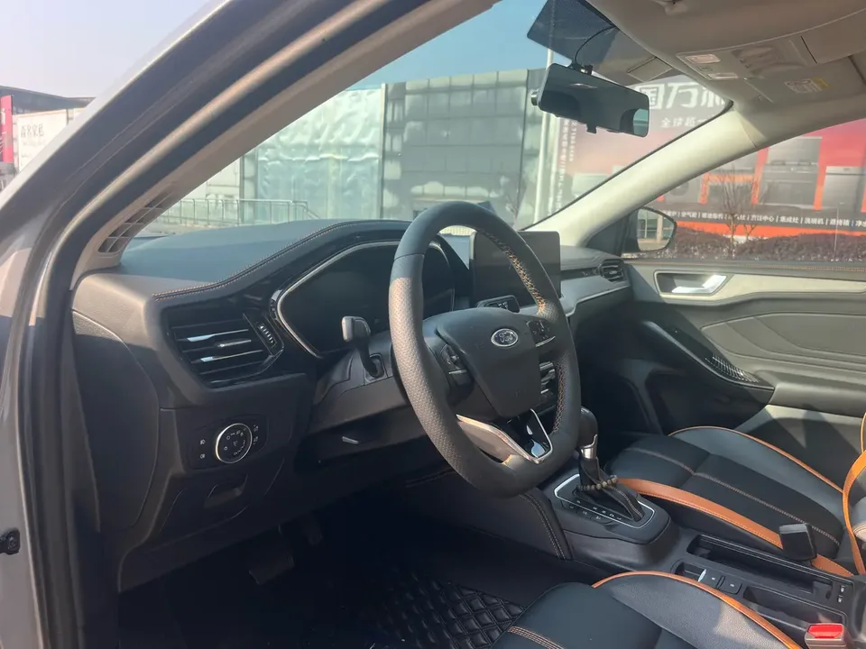 Ford Focus Sedan EcoBoost 180 Automatic Competition Edition 2022 — миниатюра 4