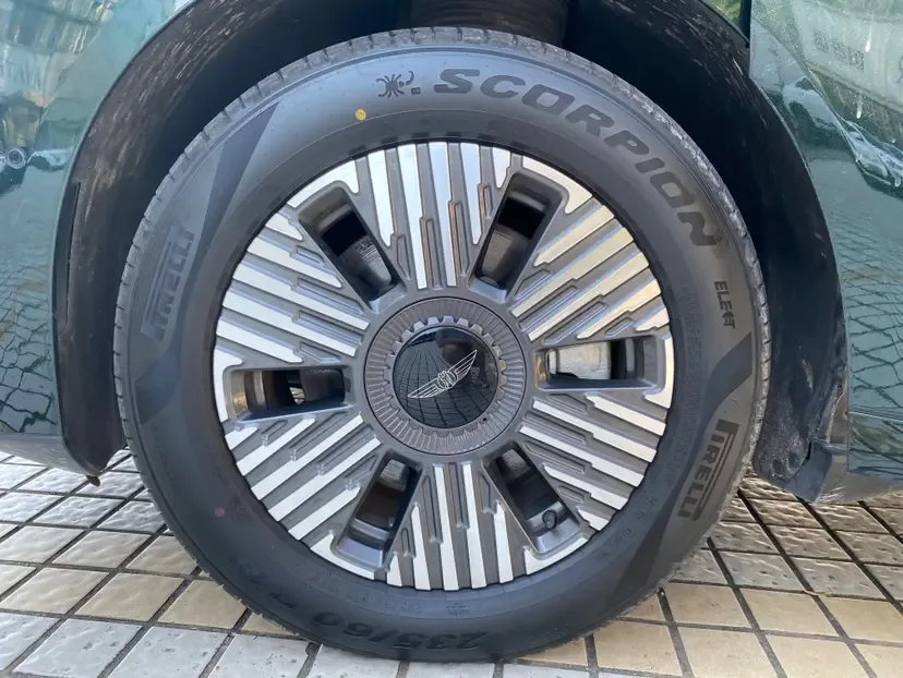 Geely Yizhen L380 Yizhen L380 2024 140kWh 6-seater 4WD Ultra 2024 — thumbnail 3