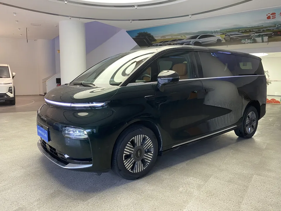 Geely Yizhen L380 Yizhen L380 2024 140kWh 6-seater 4WD Ultra 2024 — photo 1, buy with delivery to Moscow