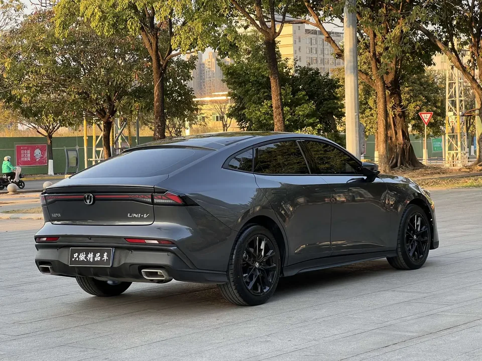 Changan UNI-V 1.5T Premium Edition 2025 — миниатюра 2