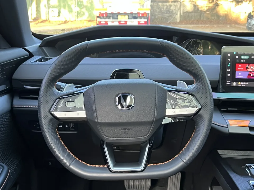 Changan UNI-V 1.5T Premium Edition 2025 — миниатюра 3