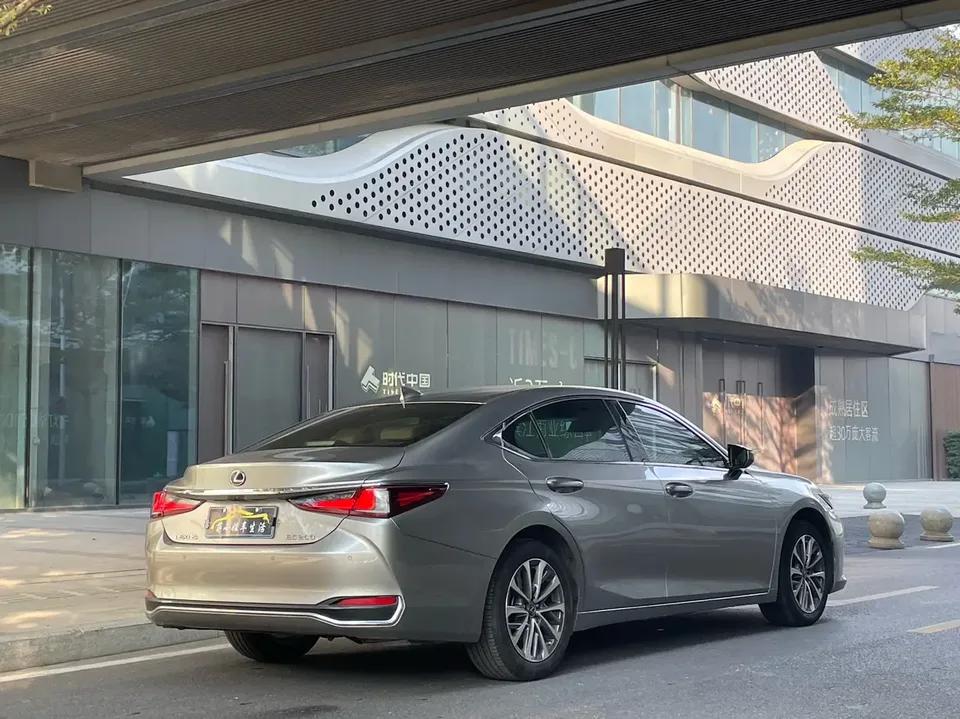 Lexus ES 200 Excellence Edition 2023 — миниатюра 2