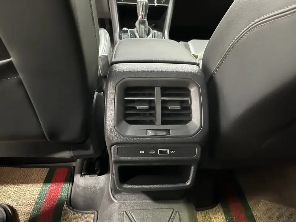 Volkswagen Tharu 2021 Tuyue 280TSI 2WD Luxury Edition PLUS 2022 — миниатюра 2