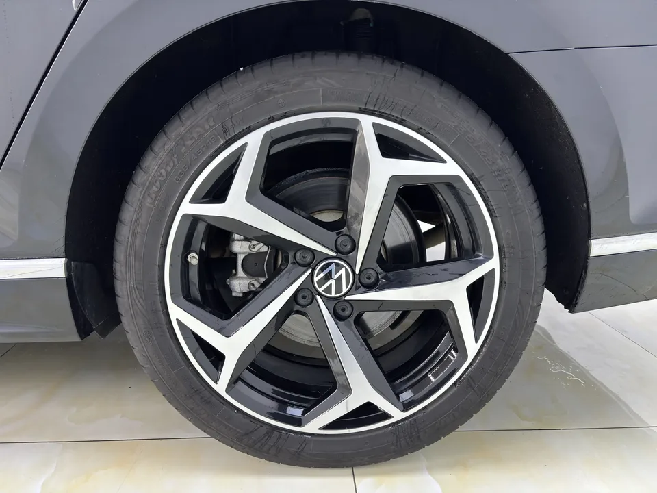 Volkswagen Magotan Magotan 2023 2 million commemorative edition 330TSI DSG luxury model 2024 — миниатюра 3
