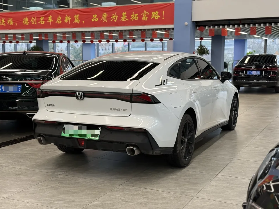 Changan UNI-V iDD 113km Smart Fun Edition 2024 — миниатюра 2