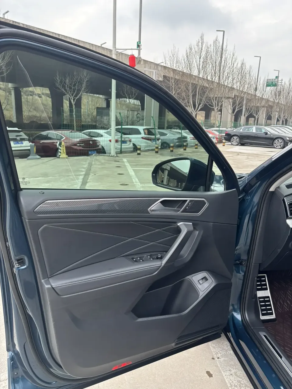 Volkswagen Tiguan L Tiguan L 2022 330TSI Automatic 2WD R-Line Enjoy Edition 2022 — миниатюра 4