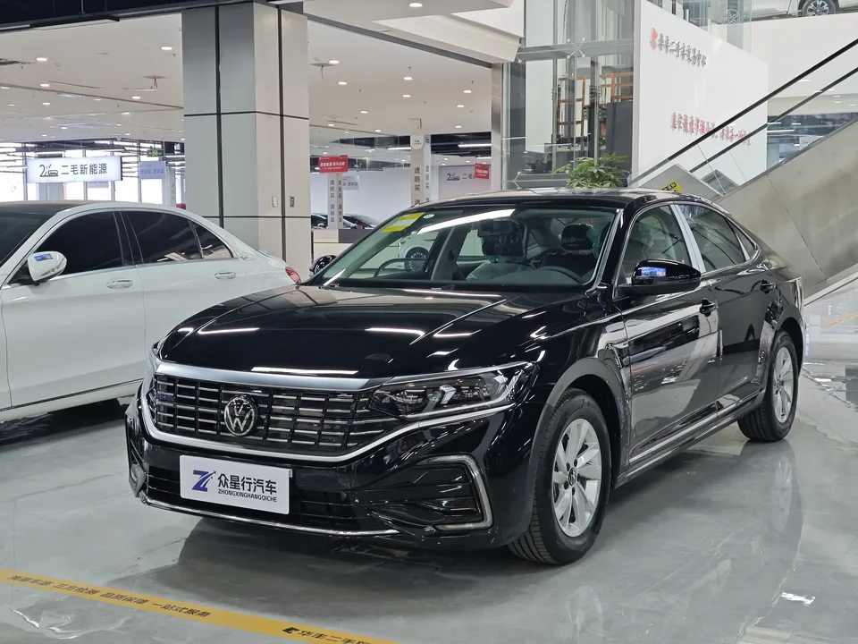 Volkswagen Passat PHEV 2025