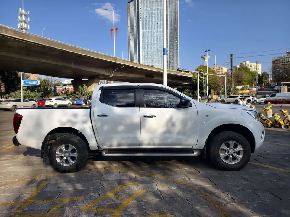 Nissan Navara 2.5L Manual 4WD Premium QR25 2022 — миниатюра 2