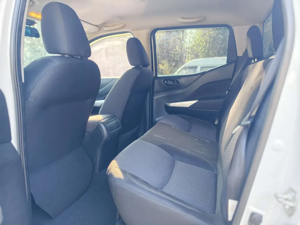 Nissan Navara 2.5L Manual 4WD Premium QR25 2022 — миниатюра 3