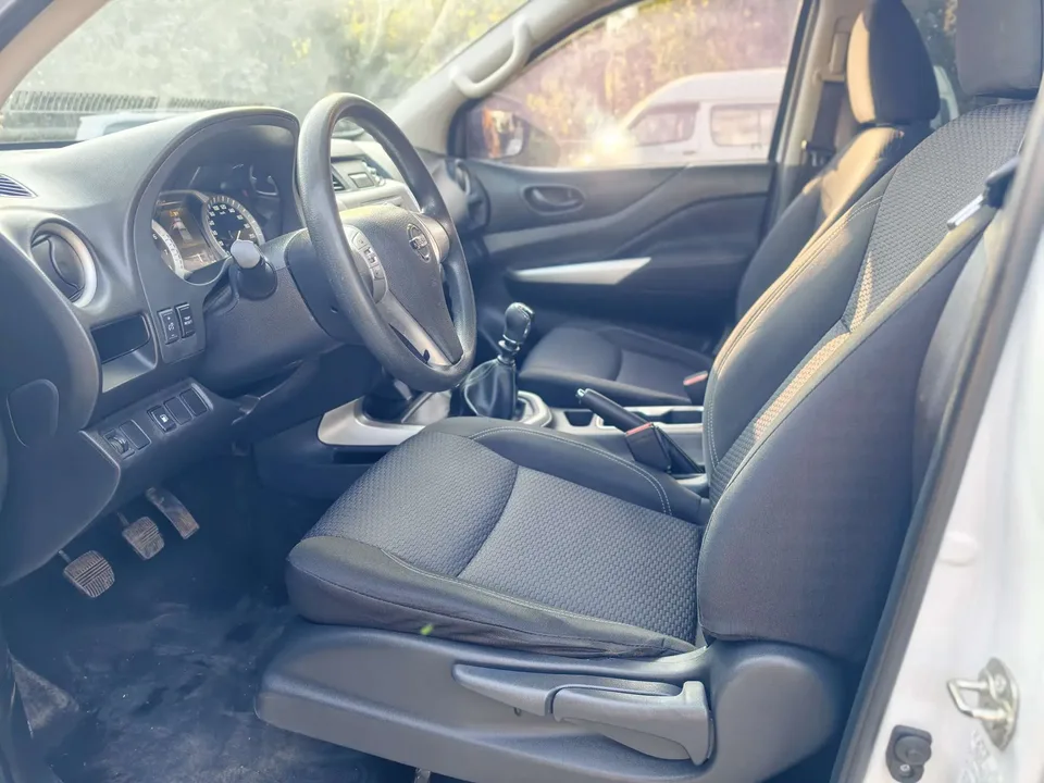 Nissan Navara 2.5L Manual 4WD Premium QR25 2022 — миниатюра 5
