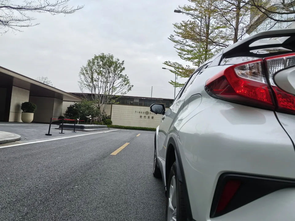 Toyota C-HR Hybrid 2.0L Yixiang CARE Edition 2022 — миниатюра 3