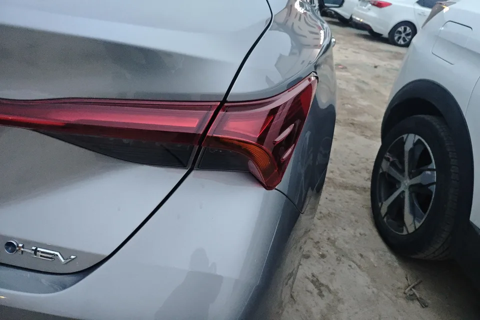 Toyota Avalon Intelligent Electric Hybrid 2.0L E-CVT Luxury Edition 2025 — миниатюра 2