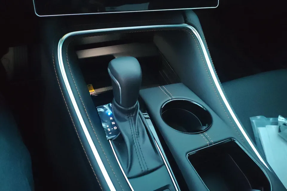 Toyota Avalon Intelligent Electric Hybrid 2.0L E-CVT Luxury Edition 2025 — миниатюра 4