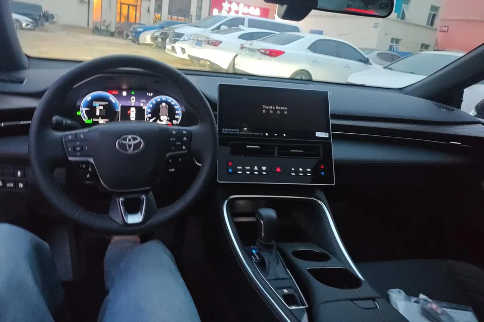 Toyota Avalon Intelligent Electric Hybrid 2.0L E-CVT Luxury Edition 2025 — миниатюра 5