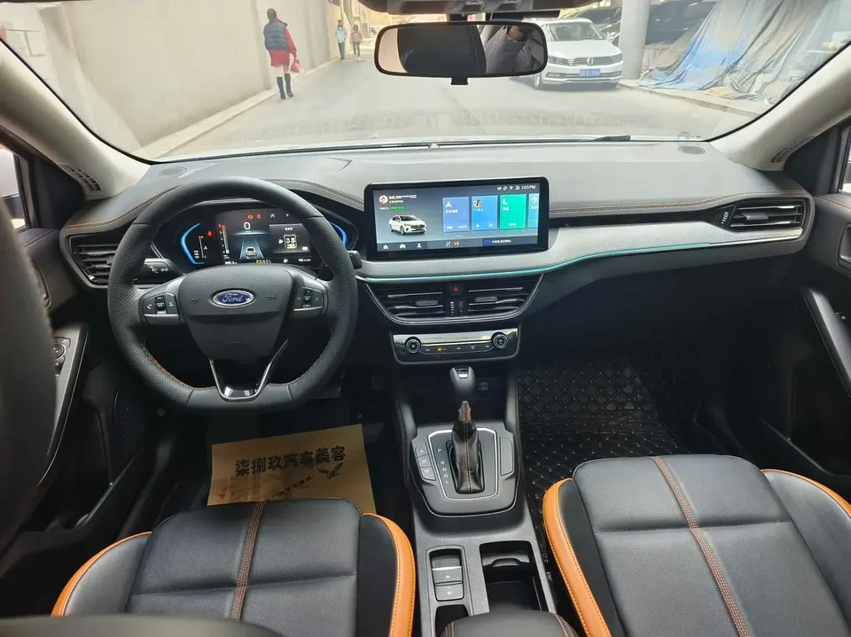 Ford Focus Sedan EcoBoost 180 Automatic Competition Edition 2023 — миниатюра 4