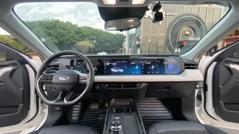 Ford Mondeo facelift EcoBoost 245 luxury model 2022 — миниатюра 3
