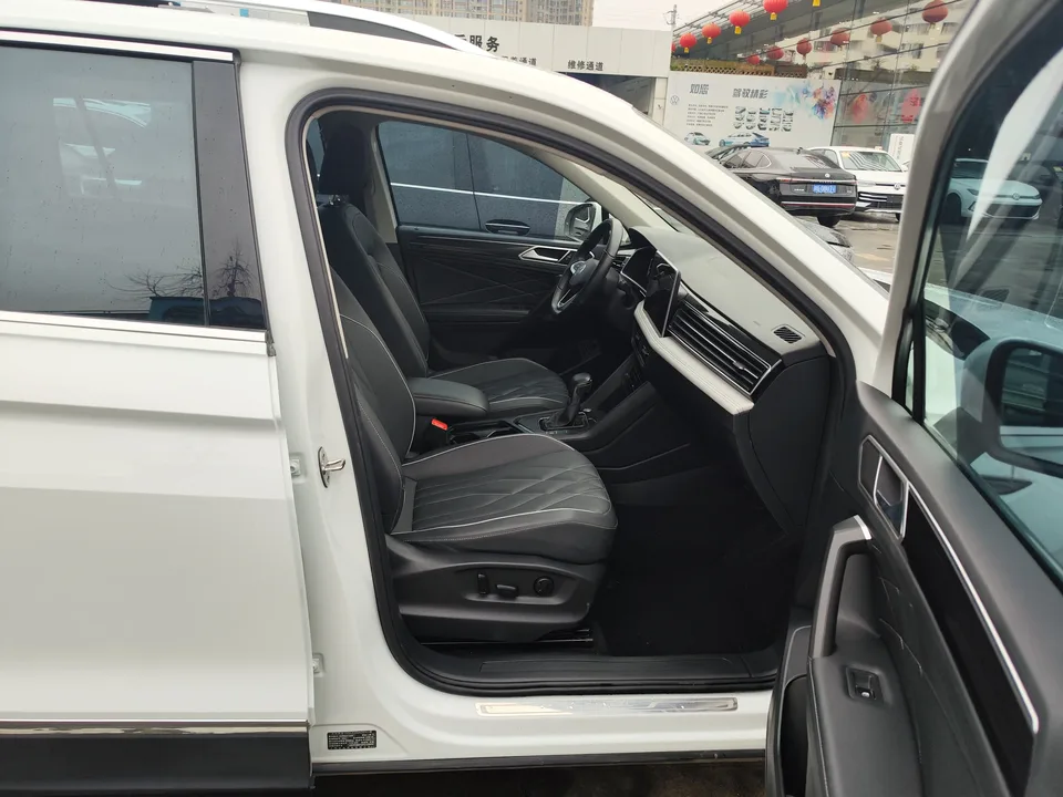 Volkswagen Tiguan L 300TSI 2WD Intelligent Edition 2023 — миниатюра 3