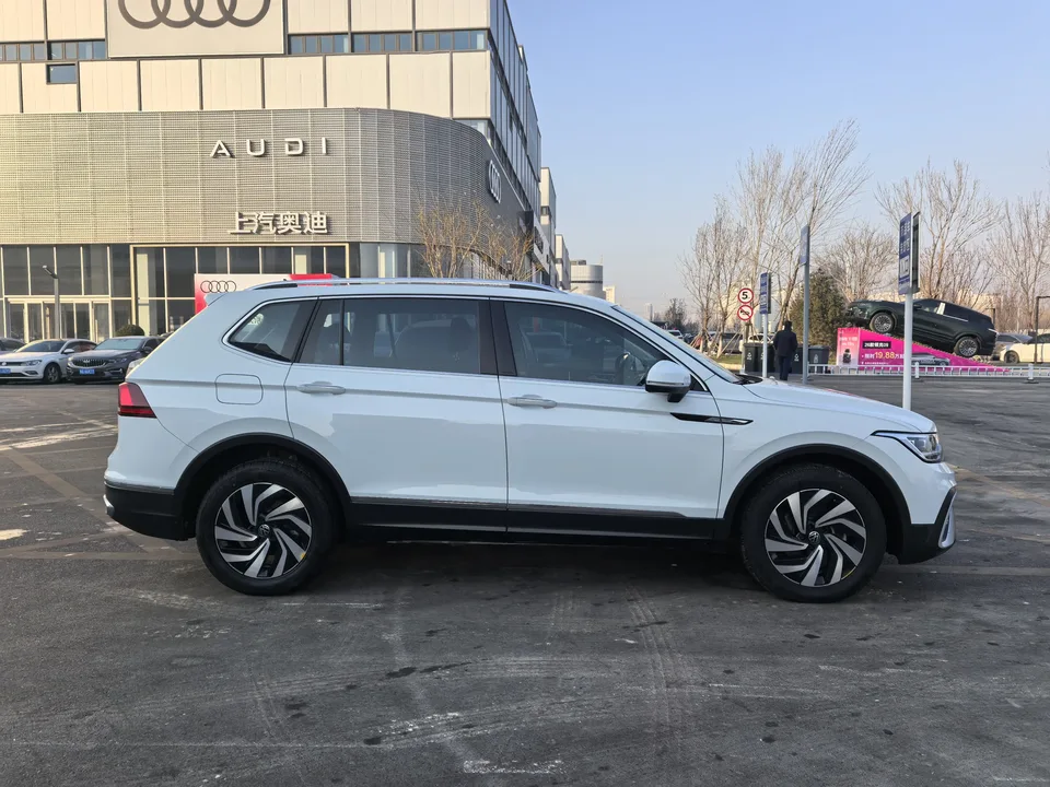 Volkswagen Tiguan L 300TSI 2WD Intelligent Edition 2023 — миниатюра 2