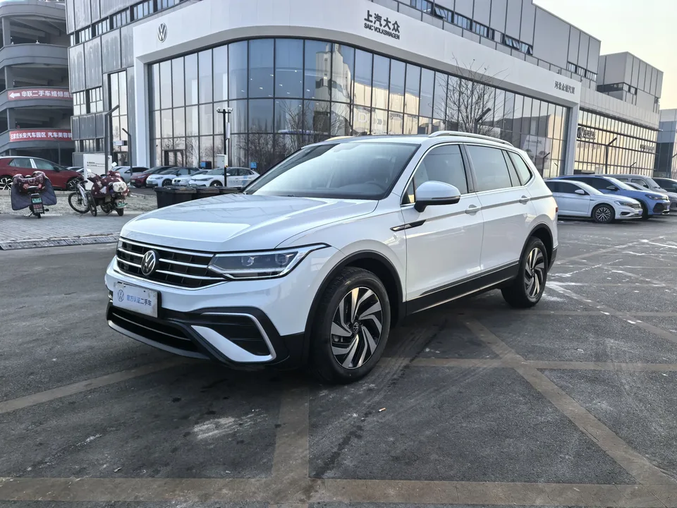 Volkswagen Tiguan L 300TSI 2WD Intelligent Edition 2023 — фото 1, купить с доставкой в Москву