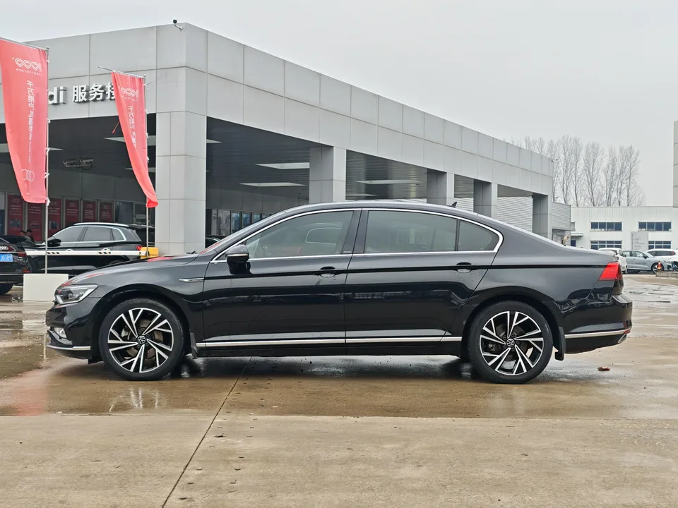 Volkswagen Magotan 330TSI DSG 30th Anniversary Edition 2022 — миниатюра 3