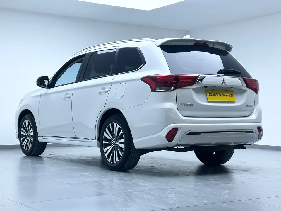 Mitsubishi Outlander 2.0L 2WD Enjoy Edition 5 Seaters 2022 — миниатюра 2