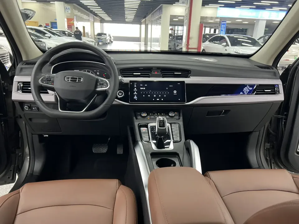 Geely Atlas 1.8TD DCT Smart Elegant Edition 2022 — миниатюра 3