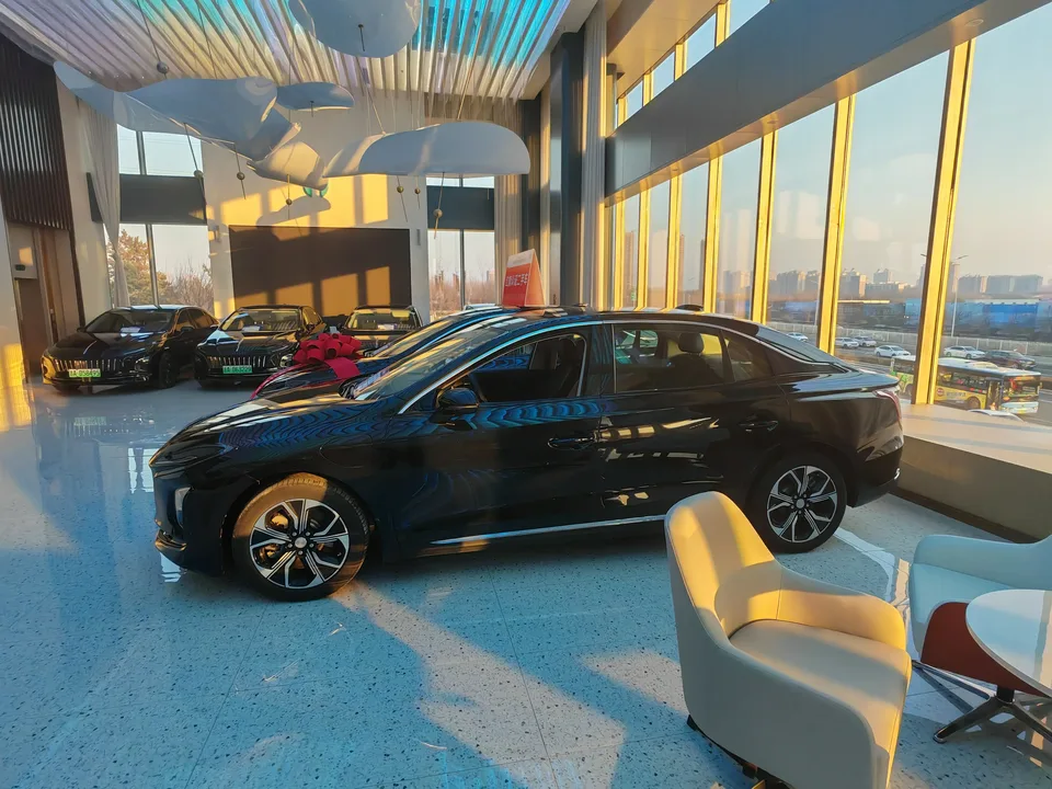 Hongqi E-QM5 facelift basic travel version 2023 — миниатюра 4