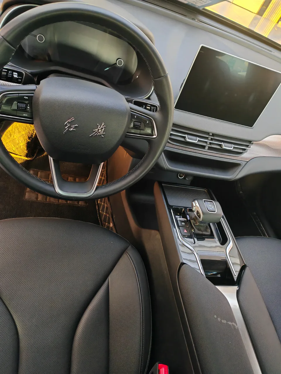 Hongqi E-QM5 facelift basic travel version 2023 — миниатюра 5