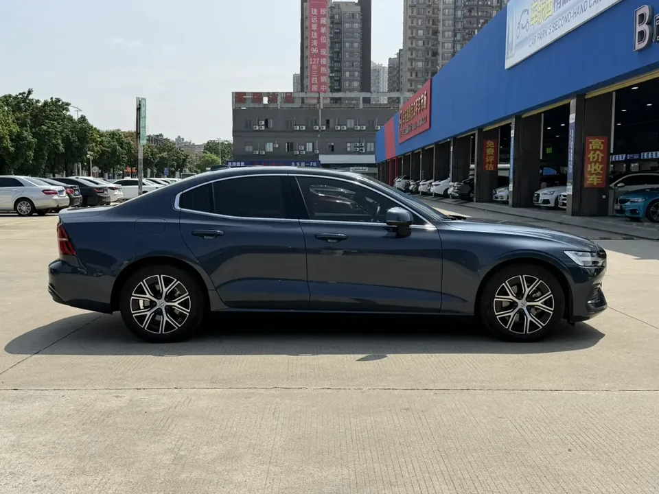 Volvo S60 Volvo S60 2025 B4 Zhiyi Luxury Edition 2024 — миниатюра 2