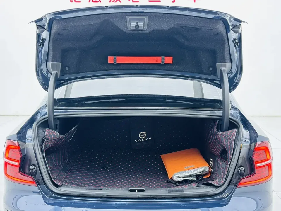 Volvo S60 Volvo S60 2023 B4 Zhiyi Luxury Edition 2023 — миниатюра 3