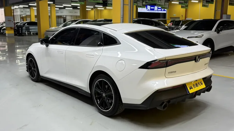Changan UNI-V 1.5T Premium Edition 2023 — миниатюра 2